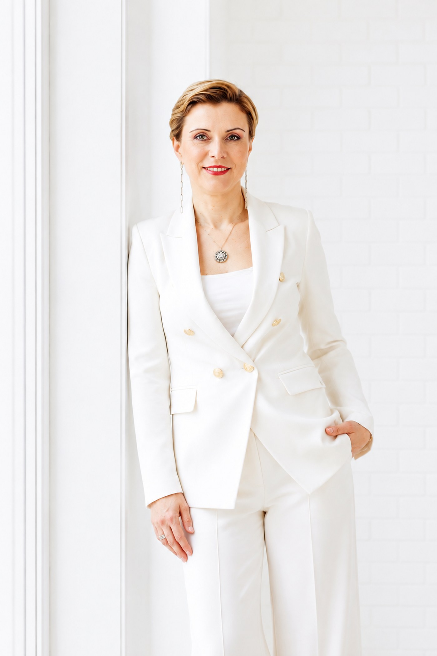 Dr Magdalena Cieśla — portret w jasnym garniturze